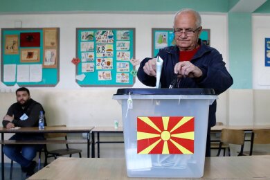 Ein Bürger Nordmazedoniens gibt bei der ersten Runde der Präsidentschaftswahl am 24. April in einem Wahllokal in Skopje seine Stimme ab. Heute findet die Stichwahl statt (Archivbild).