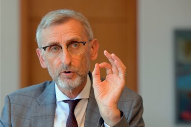 "Ich habe dreimal einen sehr umkämpften Bundestagswahlkreis gewonnen." So beschreibt Sachsens neuer Innenminister Armin Schuster (CDU) sich selbst. 