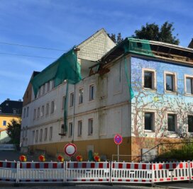 Bei diesem seit Jahren leerstehenden Haus Scheffelstraße 1 in Frankenberg ist jetzt das Dach eingestürzt. Niemand wurde geschädigt. Aber die Ruinen des ganzen Quartiers an der August-Bebel-Straße sind seit Jahren ein Ärgernis für die Anwohner. 