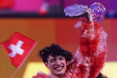 Draußen Demonstranten und Festnahmen, drinnen Buhrufe und Grölen: In einem Eurovision Song Contest am Rande des Chaos hat die Schweiz zum ersten Mal seit 1988 gewonnen. Deren Act Nemo erhielt mit dem Lied "The Code" die meisten Punkte.