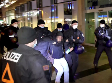 Polizeigewalt? Eine Frage der Definition. Fraglos aber der für Chemnitz angekündigte "unmittelbare Zwang" gegen rabiate Widerständler.