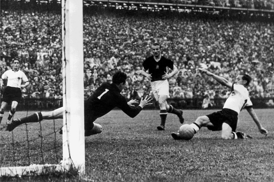 Mit 3:2 gewinnt Westdeutschland am 4. Juli 1954 gegen Ungarn überraschend das WM-Finale. 
