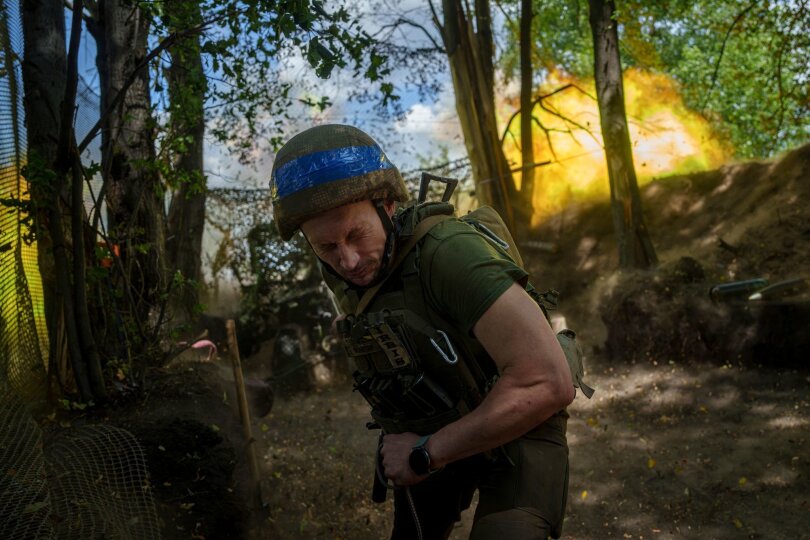 Ein ukrainischer Soldat der Khartia-Brigade feuert an der Frontlinie in Charkiw mit einer D-20-Kanone auf russische Stellungen.