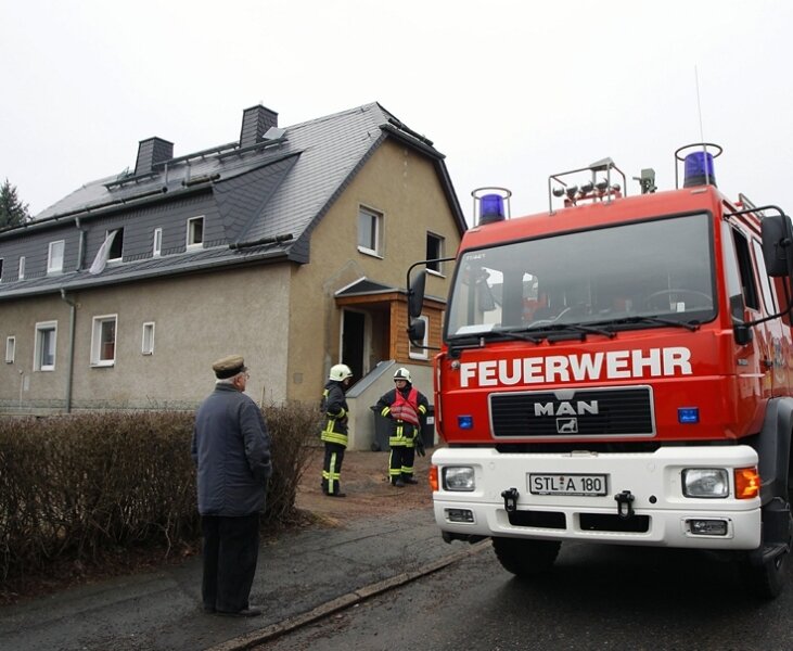 88-Jährige stirbt bei Wohnungsbrand - 
              <p class="artikelinhalt">Im Obergeschoss dieses Hauses an der Gartenstadtstraße in Neukirchen ist am Sonntagfrüh eine 88-jährige Frau vermutlich durch ein brennendes Kopfkissen ums Leben gekommen.</p>
            