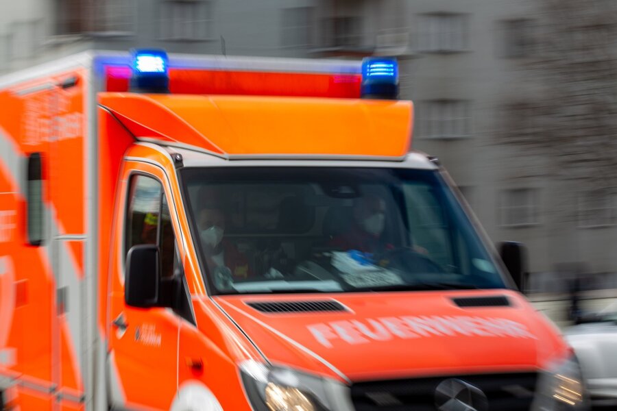 88-jähriger Radfahrer stürzt und stirbt - Ein Rettungswagen der Feuerwehr fährt auf einer Straße.