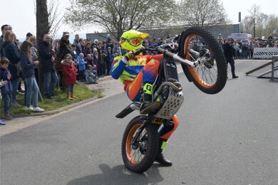 Eine Motocross-Freestyle-Show mit waghalsigen Sprüngen findet auf der Automeile beim Gewerbefest statt.