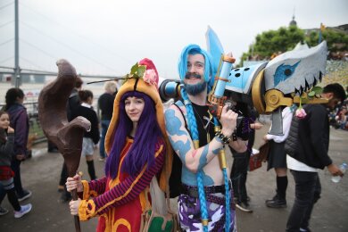 Zum Japan-Tag in Düsseldorf sind viele Tausend Besucherinnen und Besucher in fantasievoller Verkleidung durch die Stadt flaniert. Diese Teilnehmer haben sich als Figuren aus dem Videospiel League of Legends verkleidet.