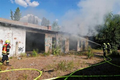 Auf einem Gelände mit einem Abrisshaus ist eine Garage in Brand geraten.