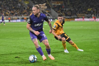 Marvin Stefaniak vor Dresdens Jonathan Meier.