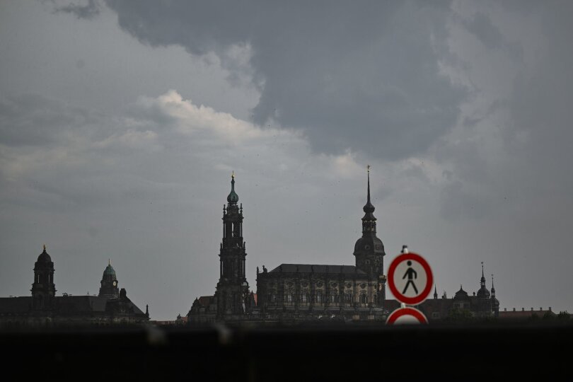 Gewitter beenden vielerorts den sonnigen Tag, wie hier über der Altstadt von Dresden.