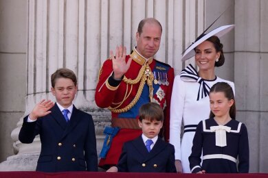 Sie ist endlich wieder da: Prinzessin Kate steht mit ihrem Mann Prinz William und den gemeinsamen Kindern nach der "Trooping the Color"-Zeremonie auf dem Balkon des Buckingham-Palasts in London. Es ist der erste öffentliche Auftritt seit ihrer Krebserkrankung.