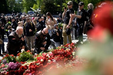 Mitglieder der russisch-nationalistischen Rockergruppe "Nachtwölfe" legen 9. Mai 2023 Blumen am Sowjetischen Ehrenmal im Tiergarten in Berlin nieder.