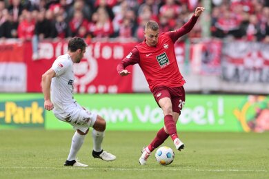 FCK-Profi Filip Stojilkovic (r) behauptet den Ball gegen Wiesbadens Sascha Mockenhaupt.