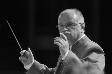 Blasorchester-Dirigent Jochen Krebs brach am Dienstag auf der Bühne der Musikhalle zusammen und starb.