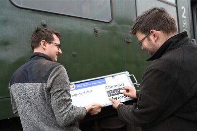 Johnny Ullmann (r.) und Maximilian Thieme präparieren im Eisenbahnmuseum Hilbersdorf die Sonderzugwagen für die Ausfahrt ins Zschopautal.