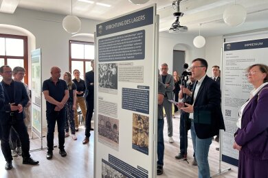 Der wissenschaftliche Projektmitarbeiter Dr. Mykola Borovyk (v.2.r.) führte zur Eröffnung durch die neue Ausstellung „Sachsenburg - eine Gedenkstätte entsteht".