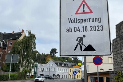 Nächste Woche ist hier dicht: Die Zufahrt von der B 92/Jahnteich zum Heppeplatz in Oelsnitz wird gebaut.