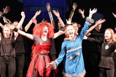 Marie Illig (Mitte rechts) und Flora Hänsel (Mitte links) spielen die Hauptrollen im Musical.