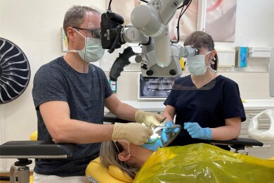 Der Wurzelspezialist Dr. Mario Schulze und Assistentin Nadine Kostmann aus Dresden nutzen bei der Wurzelbehandlung ein Operationsmikroskop, um feinste Kanäle besser zu entdecken.