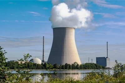 Das Atomkraftwerk Isar in Niederbayern - Block 2 (links) läuft noch. 
