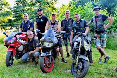 Auch die Männer aus dem Awo-Club „Skarabäus" um Clubchef Markus Mey (l.) haben während ihres für alle Motorradfreunde offenen Bikertreffens am Wochenende für Thomas Hänel (3. v. l.) und seine Aktion „Thom hilft" gesammelt.