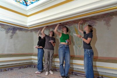Die vier Praktikantinnen bei der Arbeit: (v.l.) Fritzi Hoy aus Zwickau, Saskia Rudolph aus Zwönitz, Alva Kozempel aus Bingen und Rieke Meißner aus Stuttgart