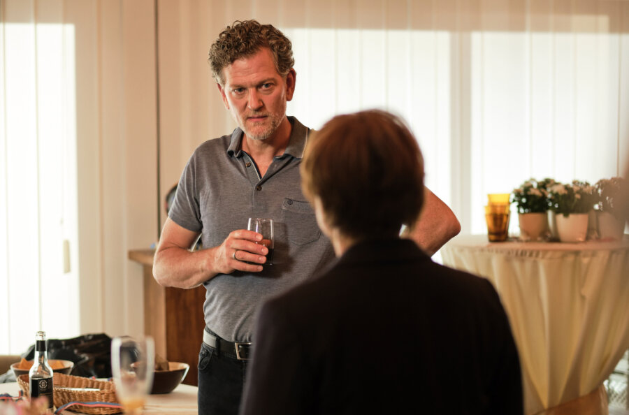 Sebastian Kirchner (Ulrich Blöcher) wird von Ermittlerin Franziska Tobler (Eva Löbau) nach Kollegin Sandra Vogt befragt.