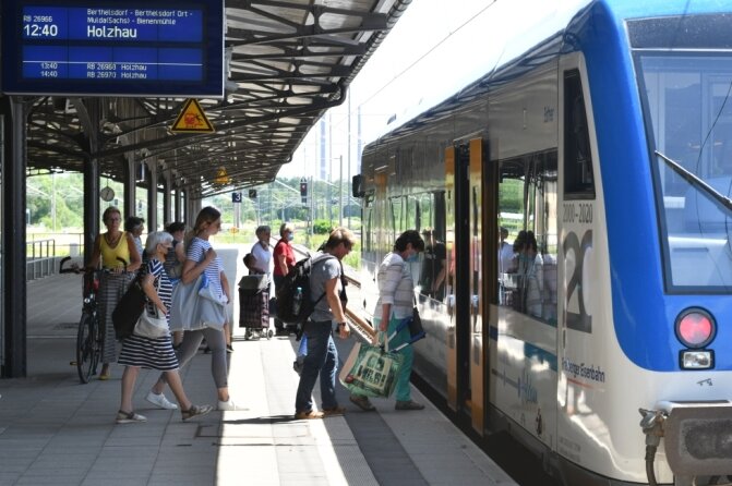 Größtenteils im Stundentakt fahren die Züge zwischen Freiberg und Holzhau. Trotz des 9-Euro-Tickets seien die Triebzüge selten überfüllt, wie die meisten Mitfahrer betonen. Vor allem Schulklassen seien jetzt häufiger unterwegs.
