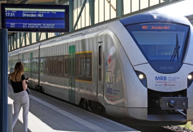 9-Euro-Ticket: Die Bilanz der Bahnfahrer - Ausflüge mit dem Zug nach Dresden scheinen sehr beliebt gewesen zu sein, wie eine Befragung von Reisenden am Hauptbahnhof ergeben hat. 