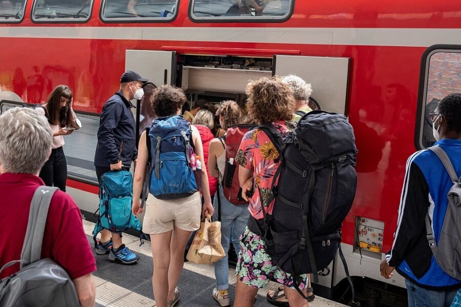 Fahrgäste steigen am Berliner Bahnhof Gesundbrunnen in den überfüllten Regionalexpress 5 nach Rostock. Der Ansturm auf die Bahnen durch das 9-Euro-Ticket hält weiter an. 