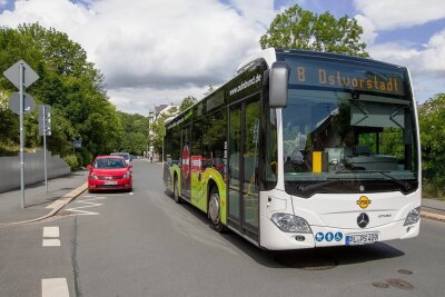 9-Euro-Ticket: Mehr als 10.000 Nutzer in Plauen - Die Stadtbuslinie B, im Bild unterwegs auf der Dobenaustraße, entfällt künftig. Sie wird per 13. Juni mit der Linie A verschmolzen. 
