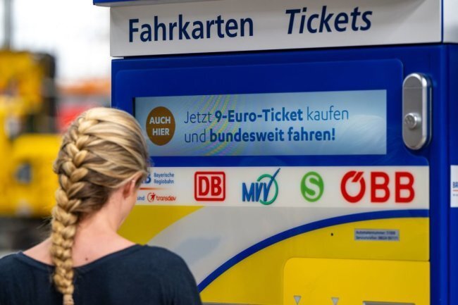 Das günstige 9-Euro-Ticket für den Nah- und Regionalverkehr ist für viele Menschen eine Alternative zum Auto. 