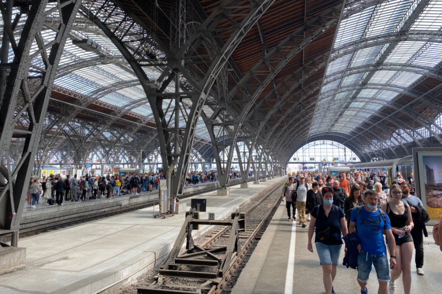 9-Euro-Ticket: Überfüllte Züge in Sachsen zum Start ins Pfingstwochenende - Der Ansturm am Leipziger Hauptbahnhof ist groß.