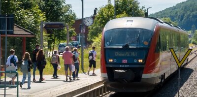 9-Euro-Ticket wird im Erzgebirge vor allem für Ausflüge genutzt - Dank des 9-Euro-Tickets nutzen deutlich mehr Menschen die Erzgebirgsbahn. Zu überfüllten Zügen kommt es laut Bahnleiter aber nicht. 
