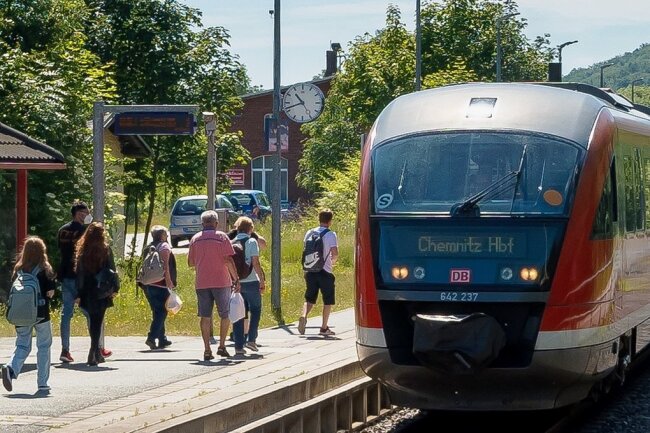 Dank des 9-Euro-Tickets nutzen deutlich mehr Menschen die Erzgebirgsbahn. Zu überfüllten Zügen kommt es laut Bahnleiter aber nicht. 