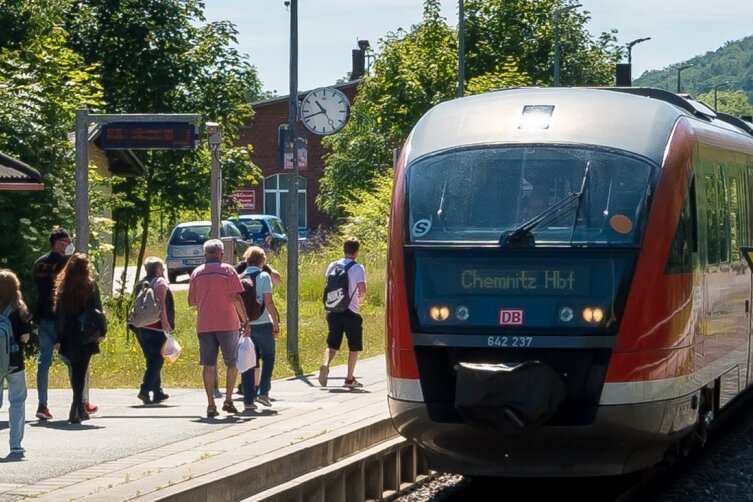 9-Euro-Ticket wird im Landkreis vor allem für Ausflüge genutzt - Dank des 9-Euro-Tickets nutzen deutlich mehr Menschen die Erzgebirgsbahn. Zu überfüllten Zügen kommt es laut Bahnleiter aber nicht. 