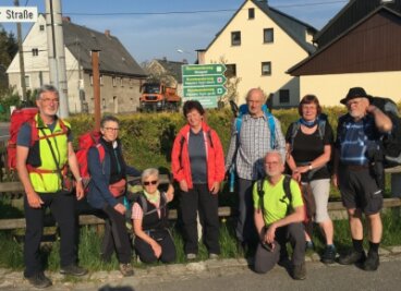 90 Kilometer auf Tour - Die Wandergruppe um Reiner Hengst (rechts, kniend) ist seit Dienstag auf viertägiger Wandertour unterwegs in Richtung Schwarzenberg. Das Foto entstand am Start in Großwaltersdorf. 