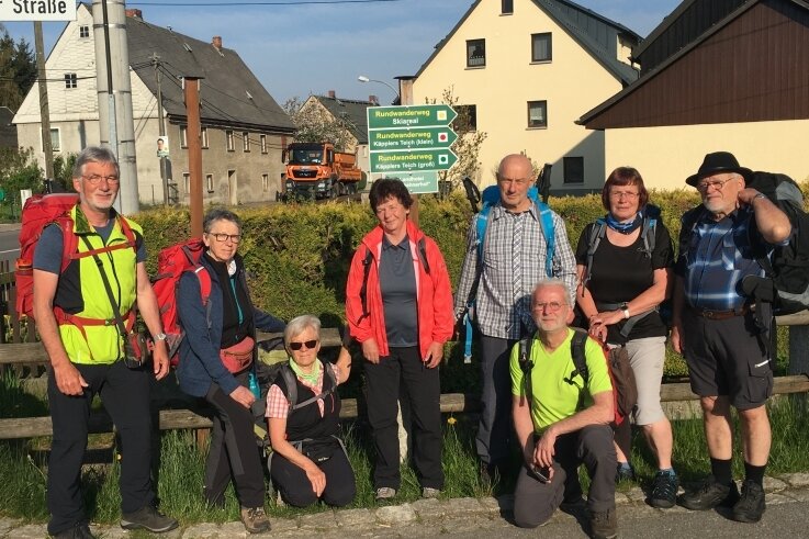 Die Wandergruppe um Reiner Hengst (rechts, kniend) ist seit Dienstag auf viertägiger Wandertour unterwegs in Richtung Schwarzenberg. Das Foto entstand am Start in Großwaltersdorf. 