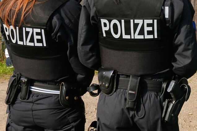 90 Polizisten sichern Demo in Chemnitz ab - 
