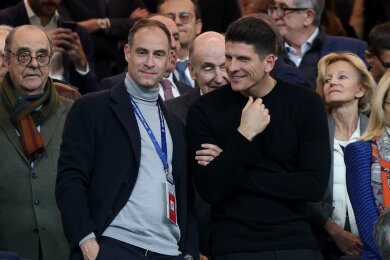 Oliver Mintzlaff (l), Geschäftsführer Red Bull, und Mario Gomez, Technischer Direktor Red Bull Soccer International, auf der Tribüne.