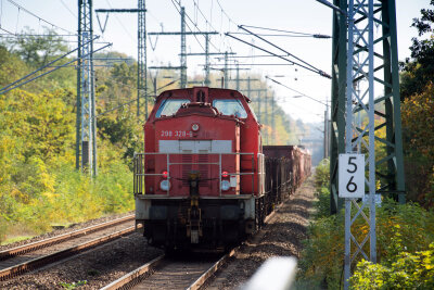 Auf der Strecke in Bayern von Nürnberg über Bayreuth nach Hof sowie auf Streckenabschnitten in Richtung Tschechien können nur Dieselloks die Güterzüge ziehen und Dieseltriebwagen den Personenverkehr abwickeln.
