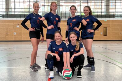 Diese jungen Volleyballerinnen aus Frankenberg haben den Schulbezirk Chemnitz beim Landesfinale Jugend trainiert für Olympia in Grimma vertreten: Emilia, Emma, Emma und Lilly (h. v. l.) sowie Emilia und Tamara (v. v. l.).