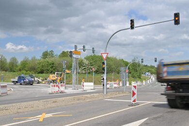 Die A-72-Anschlussstelle Zwickau-West – im Bild der südliche Bereich mit der Auffahrt Richtung Chemnitz – ist seit Ostern eine Baustelle. Die Auffahrt Richtung Plauen/Hof ist gesperrt, ebenso die Autobahnunterquerung. Die Staatsstraße erhält in diesem Bereich einen Fahrbahnbelag.