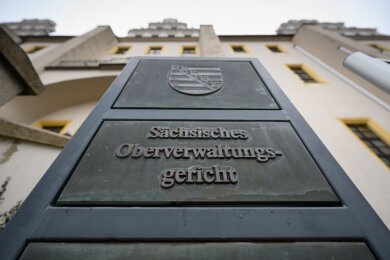 Ein Schild „Sächsisches Oberverwaltungsgericht“ steht vor dem Gebäude auf dem Gelände der Ortenburg.