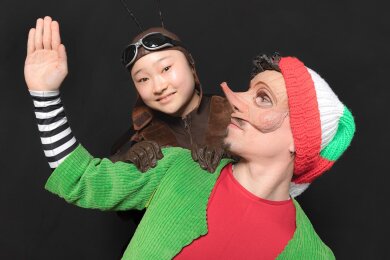 Hauptdarsteller in den Landesfarben der Titelfigur: Stefano Neri als Pinocchio und Yuria Takahashi, die als muntere Kakerlake die Holzpuppe begleitet.