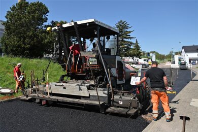 Straßenbauer der Strabag AG asphaltierten am Donnerstag ein weiteres Teilstück der B 107 in Rochlitz.