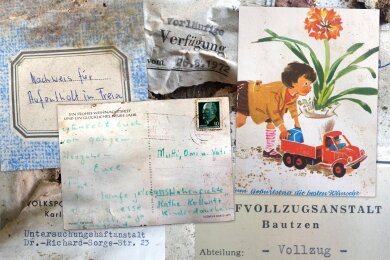 Eine Postkarte, die ein Heimkind an „Mutti, Omi und Vati“ geschrieben hat, die aber wohl nie abgeschickt wurde und weitere Ausschnitte der in Grünberg gefundenen Akten und Dokumente.