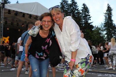 90er-Festival auf der Waldbühne in Schwarzenberg: Junge und Junggebliebene in Partylaune - Ingrid Neubert (links) und Jana Schilling lieben die Musik der 90er-Jahre. Grund genug für die Freundinnen und ehemaligen Arbeitskolleginnen, beim 90er-Festival am Samstagabend auf der Schwarzenberger Waldbühne mitzufeiern.