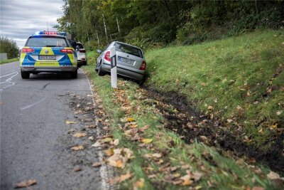 91-jähriger Autofahrer nach Unfall in Freiberg verstorben - Ein Auto kam am Sonntag zwischen Freiberg und Hilbersdorf aus ungeklärten Gründen nach rechts von der Fahrbahn ab.