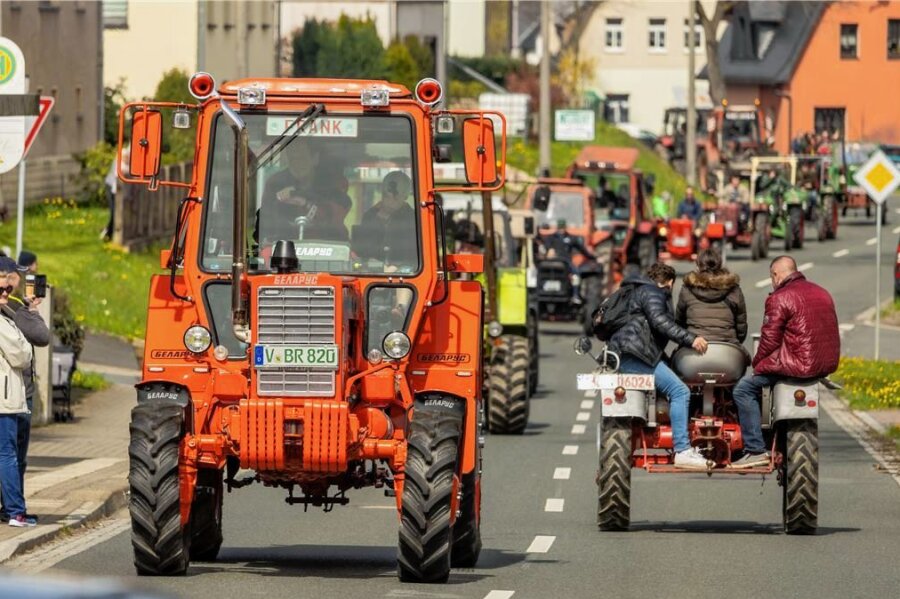 91 Traktoren beim 19. Mai-Treffen in Auerbach-Brunn - Traktoren-Parade durch den Ort... 
